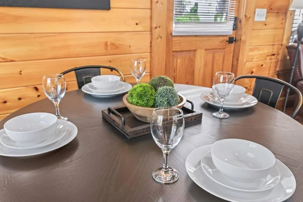 Cozy In The Smokies!!! Fully Furnished And Complete With Community Indoor And Outdoor Pools And Spas, Game And Fitness As Well As A Private Hot Tub Сasa de vacaciones Pigeon Forge