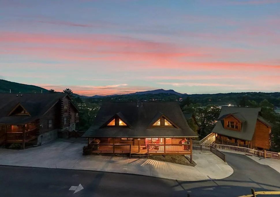 Cozy In The Smokies!!! Fully Furnished And Complete With Community Indoor And Outdoor Pools And Spas, Game And Fitness As Well As A Private Hot Tub
