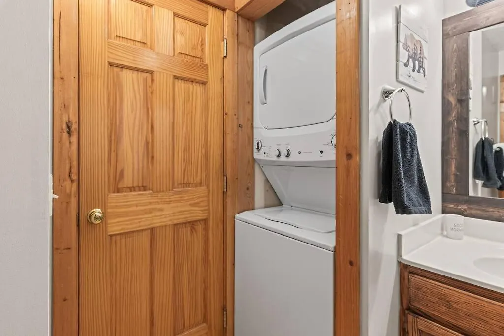 Cozy In The Smokies!!! Fully Furnished And Complete With Community Indoor And Outdoor Pools And Spas, Game And Fitness As Well As A Private Hot Tub Сasa de vacaciones Pigeon Forge