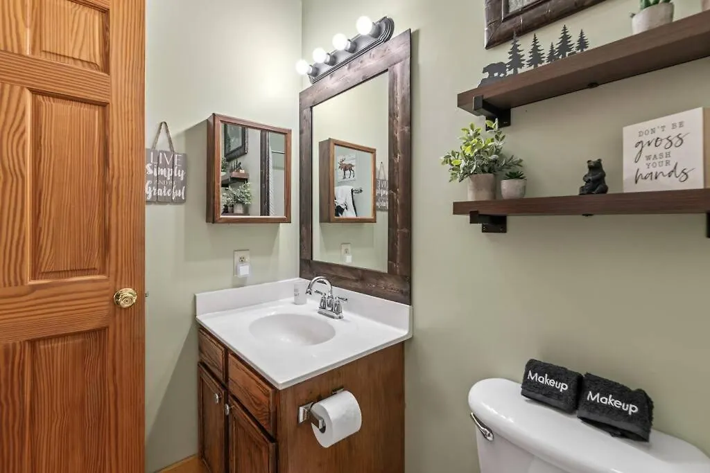 Cozy In The Smokies!!! Fully Furnished And Complete With Community Indoor And Outdoor Pools And Spas, Game And Fitness As Well As A Private Hot Tub Сasa de vacaciones *