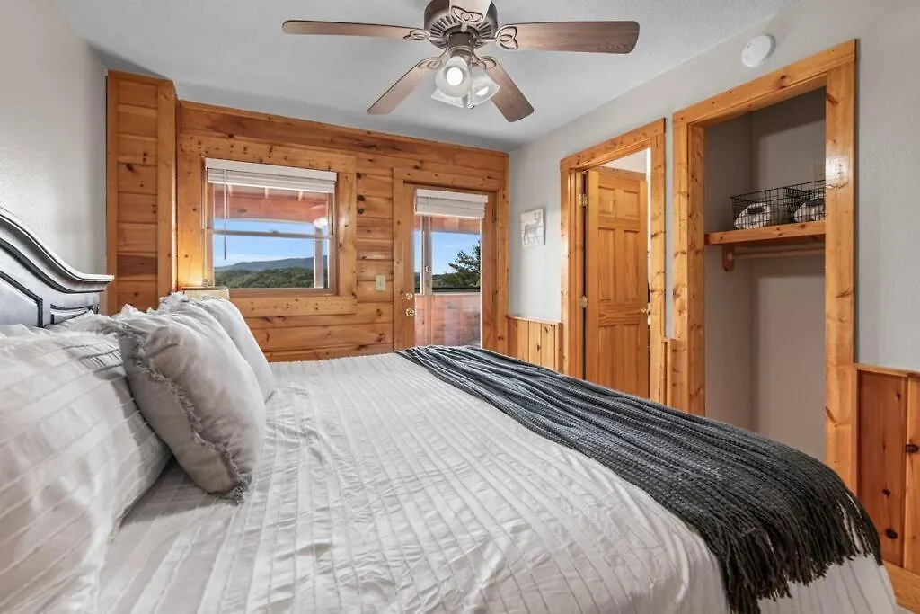 Cozy In The Smokies!!! Fully Furnished And Complete With Community Indoor And Outdoor Pools And Spas, Game And Fitness As Well As A Private Hot Tub Сasa de vacaciones Pigeon Forge