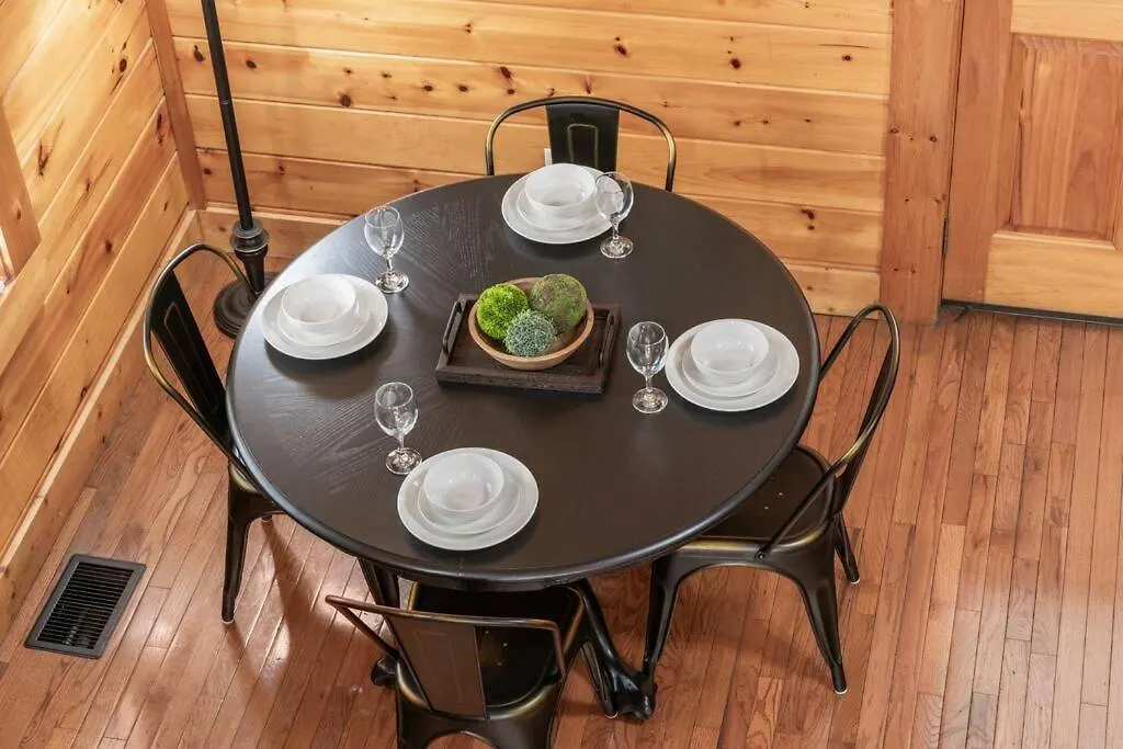 Сasa de vacaciones Cozy In The Smokies!!! Fully Furnished And Complete With Community Indoor And Outdoor Pools And Spas, Game And Fitness As Well As A Private Hot Tub