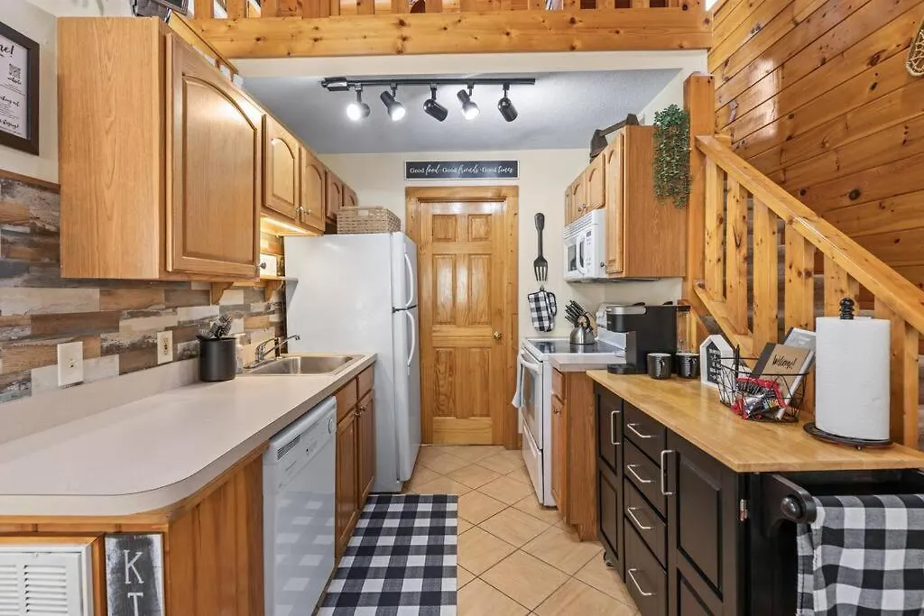 Сasa de vacaciones Cozy In The Smokies!!! Fully Furnished And Complete With Community Indoor And Outdoor Pools And Spas, Game And Fitness As Well As A Private Hot Tub Pigeon Forge