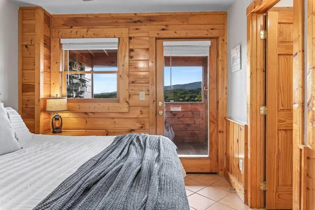 Сasa de vacaciones Cozy In The Smokies!!! Fully Furnished And Complete With Community Indoor And Outdoor Pools And Spas, Game And Fitness As Well As A Private Hot Tub