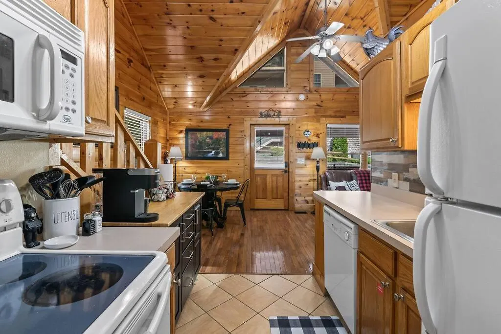 Cozy In The Smokies!!! Fully Furnished And Complete With Community Indoor And Outdoor Pools And Spas, Game And Fitness As Well As A Private Hot Tub