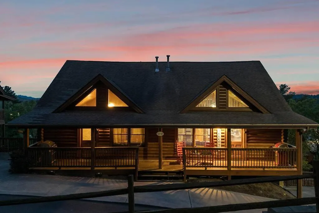 Cozy In The Smokies!!! Fully Furnished And Complete With Community Indoor And Outdoor Pools And Spas, Game And Fitness As Well As A Private Hot Tub Сasa de vacaciones