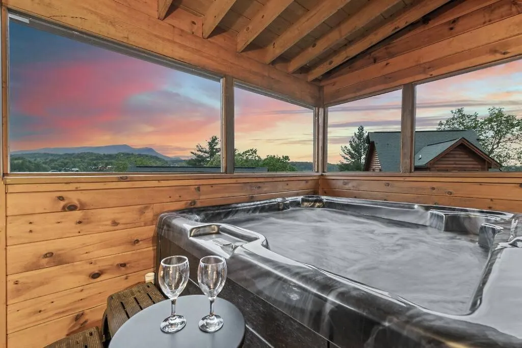 Сasa de vacaciones Cozy In The Smokies!!! Fully Furnished And Complete With Community Indoor And Outdoor Pools And Spas, Game And Fitness As Well As A Private Hot Tub