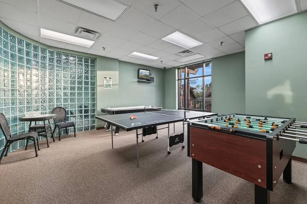 Cozy In The Smokies!!! Fully Furnished And Complete With Community Indoor And Outdoor Pools And Spas, Game And Fitness As Well As A Private Hot Tub Pigeon Forge