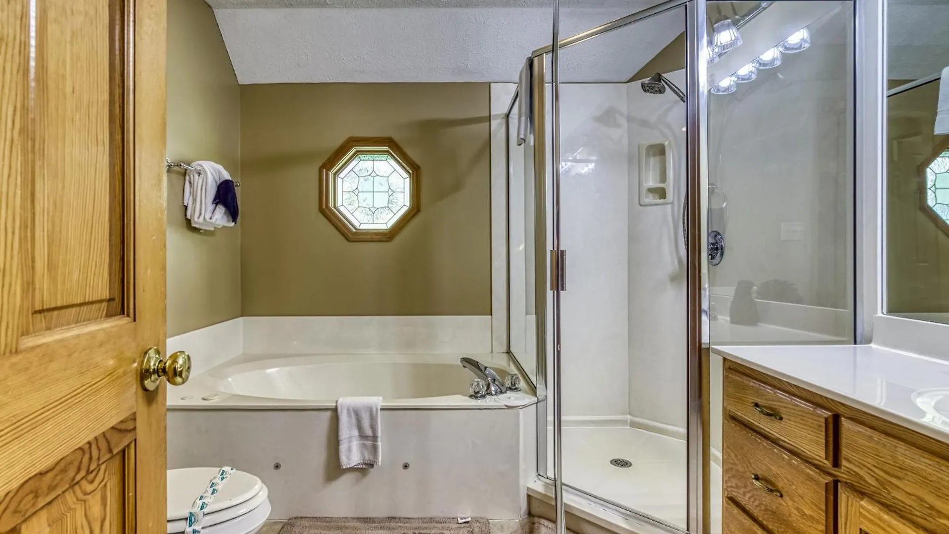 Stones Throw- Get 1089 In Free Attraction Tickets, Dollywood And More, Pool, Game Holiday home *