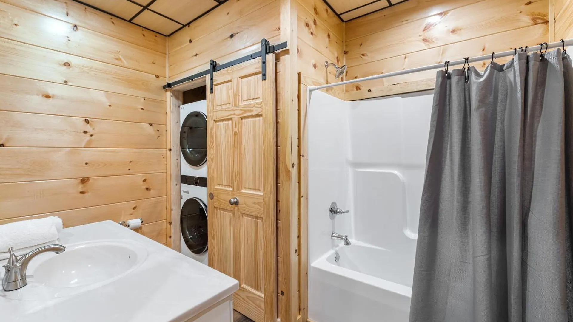 The Red Bird Is A Newly Built 2 Bed 2 Bath Less Than A Mile From