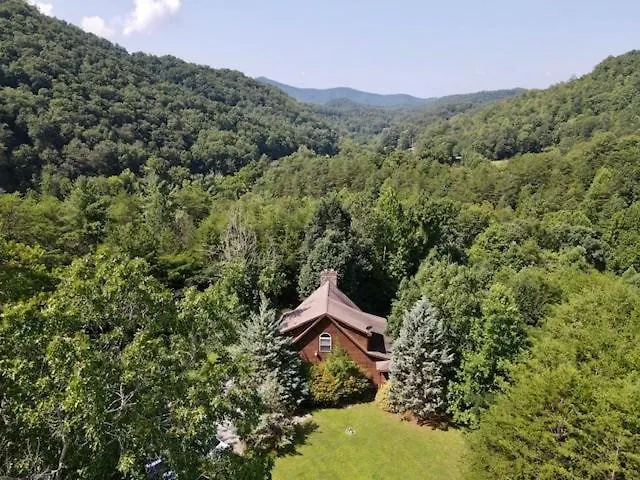 Lucky Charm Is An Inviting 3 Bedroom Retreat Nestled In The Woods Minutes From The Pkwy! Pigeon Forge