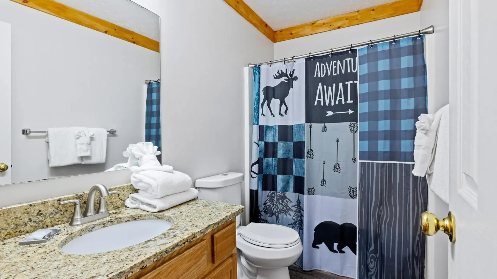 Lucky Charm Is An Inviting 3 Bedroom Retreat Nestled In The Woods Minutes From The Pkwy! * Pigeon Forge
