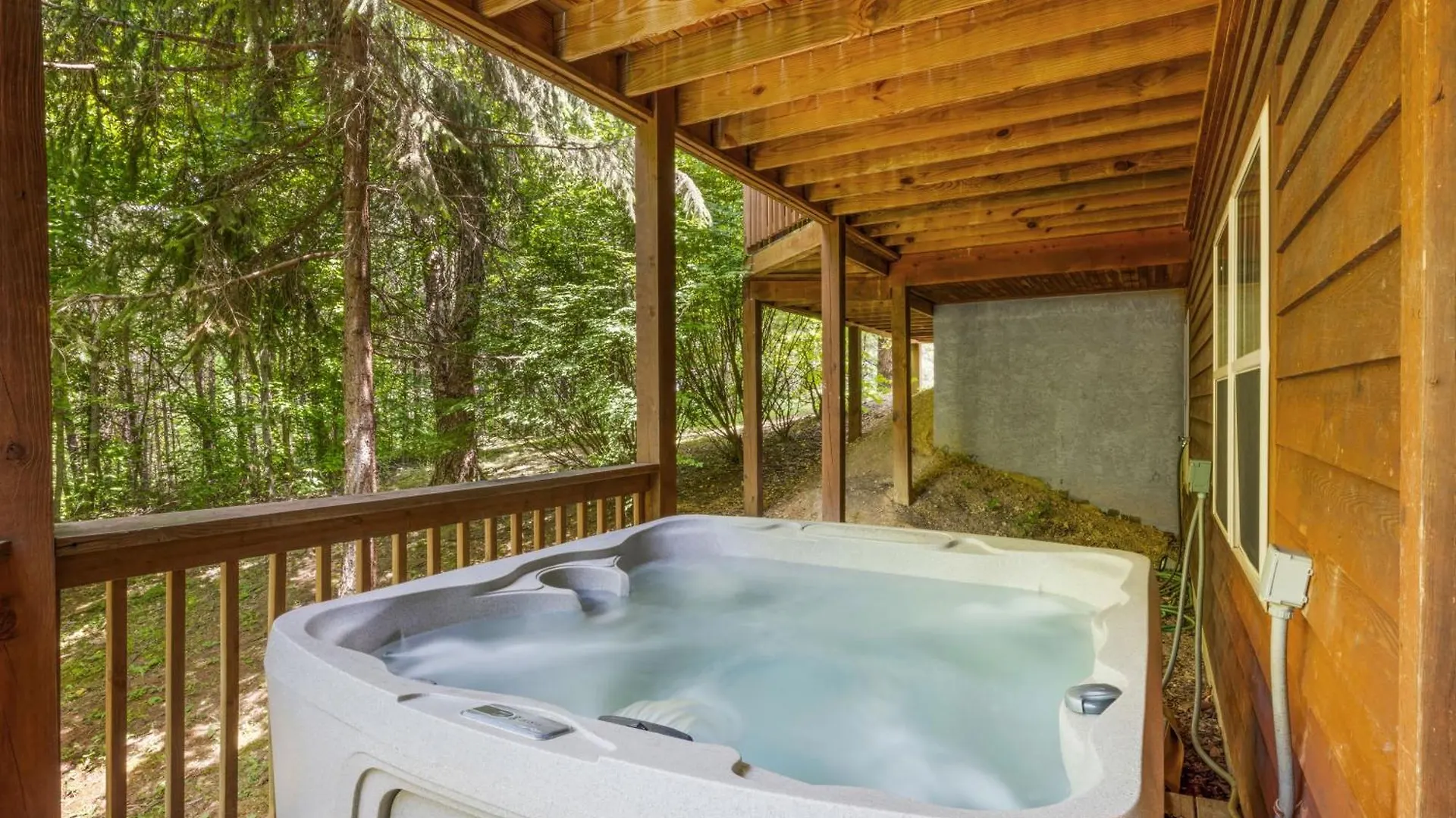 Holiday home Lucky Charm Is An Inviting 3 Bedroom Retreat Nestled In The Woods Minutes From The Pkwy!