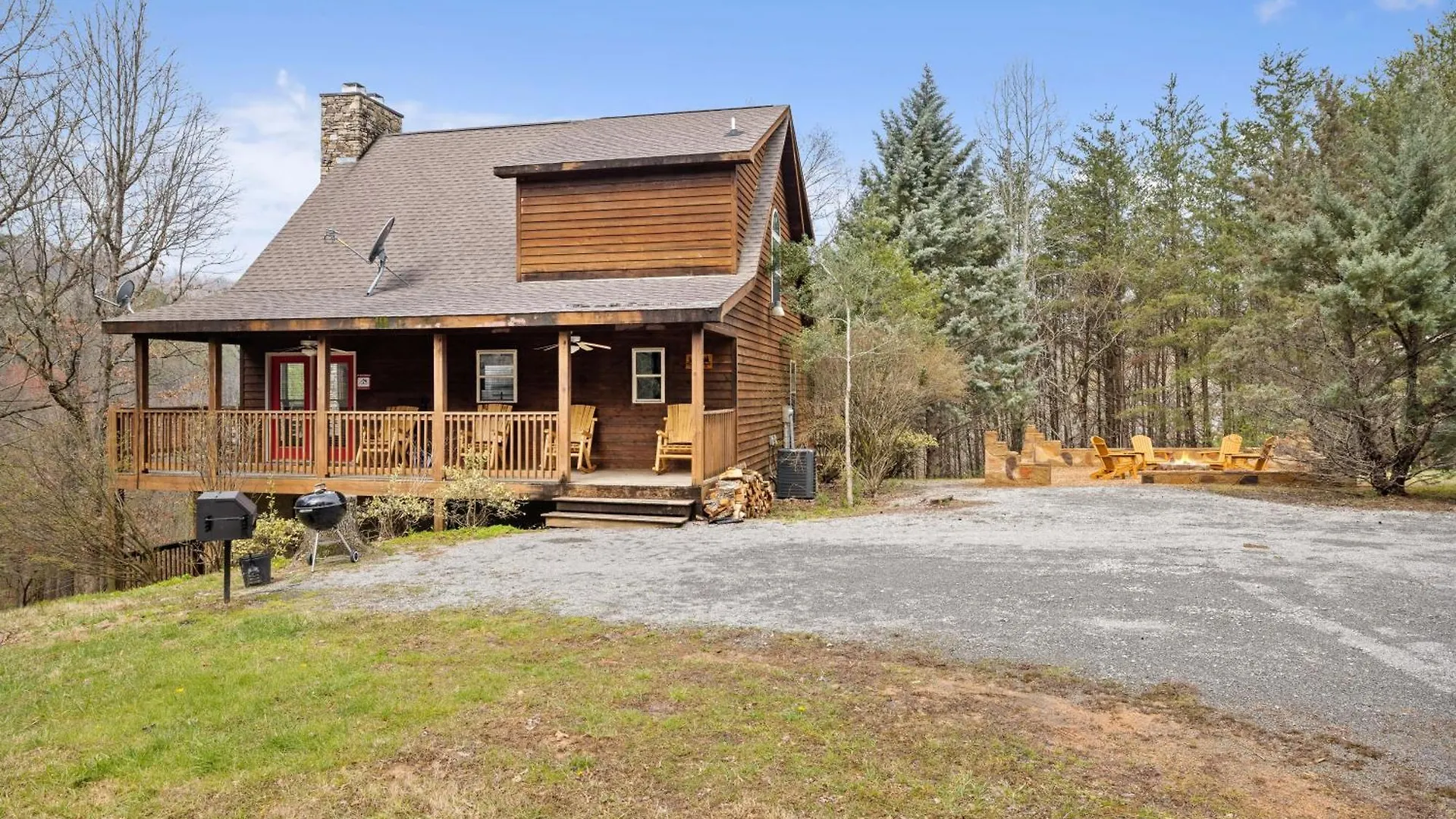 Lucky Charm Is An Inviting 3 Bedroom Retreat Nestled In The Woods Minutes From The Pkwy! * Pigeon Forge