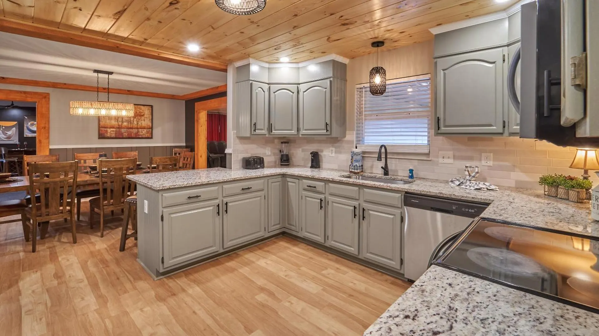 Entertainment Galore! Luxurious Property, Spectacular & Peaceful Setting, Great Location, Close To Major Attractions!! Pigeon Forge