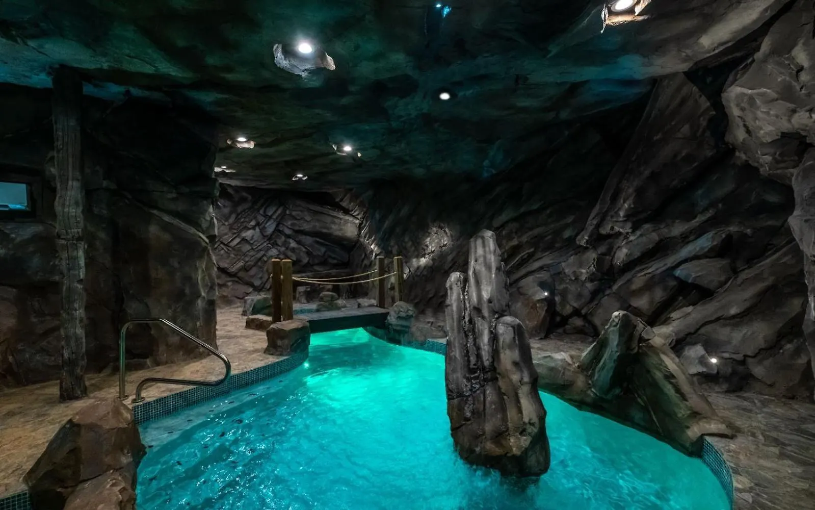 فيلة Cavern Cascades