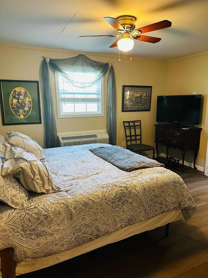 La Casita- King Suite, 3 Minutes To Parkway Holiday home Pigeon Forge