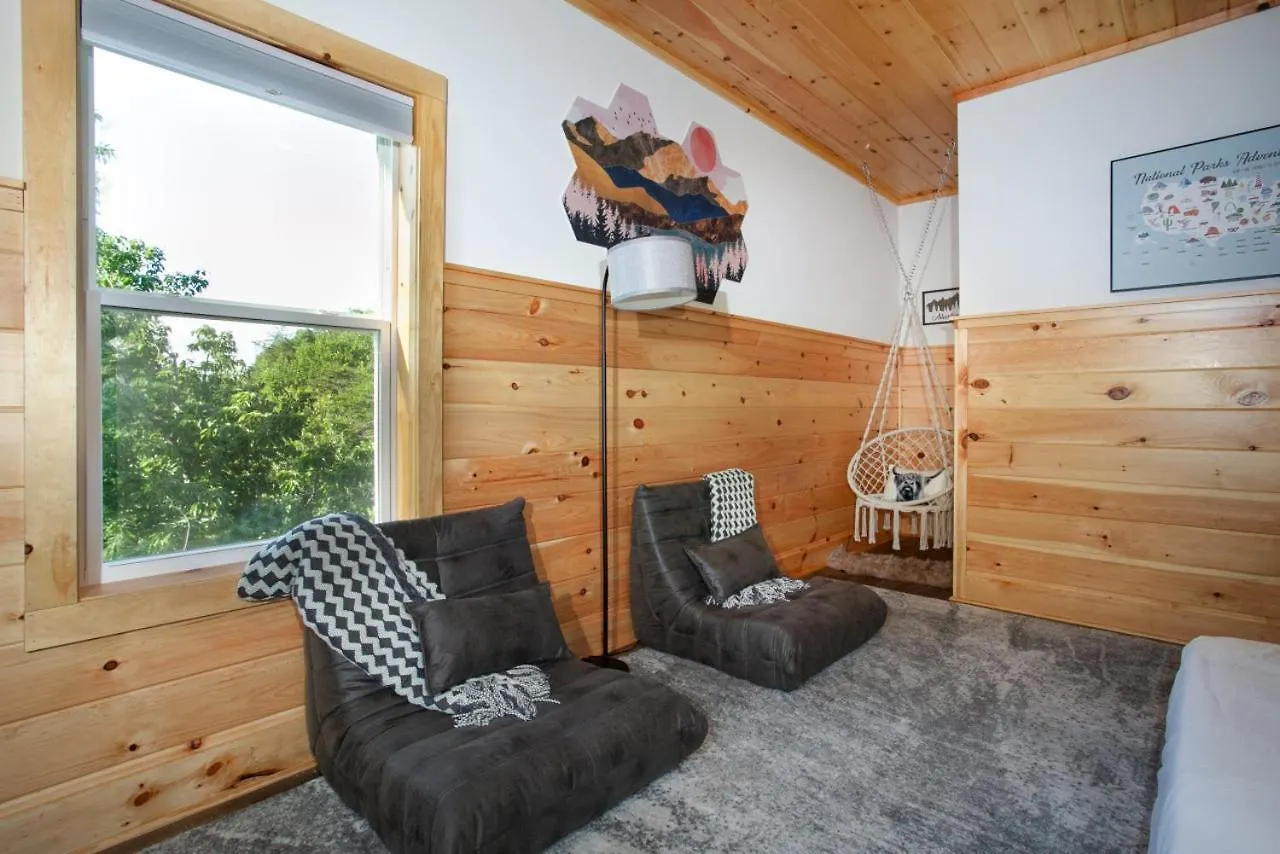 Smoky Mountain Retreat Pool Hot Tub Theater Games 度假居
