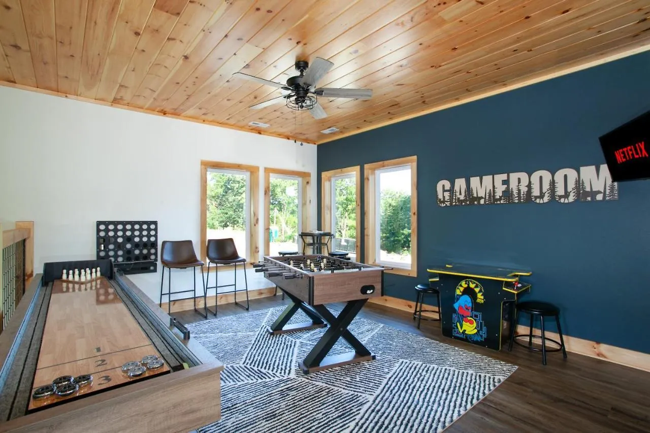 Smoky Mountain Retreat Pool Hot Tub Theater Games 度假居