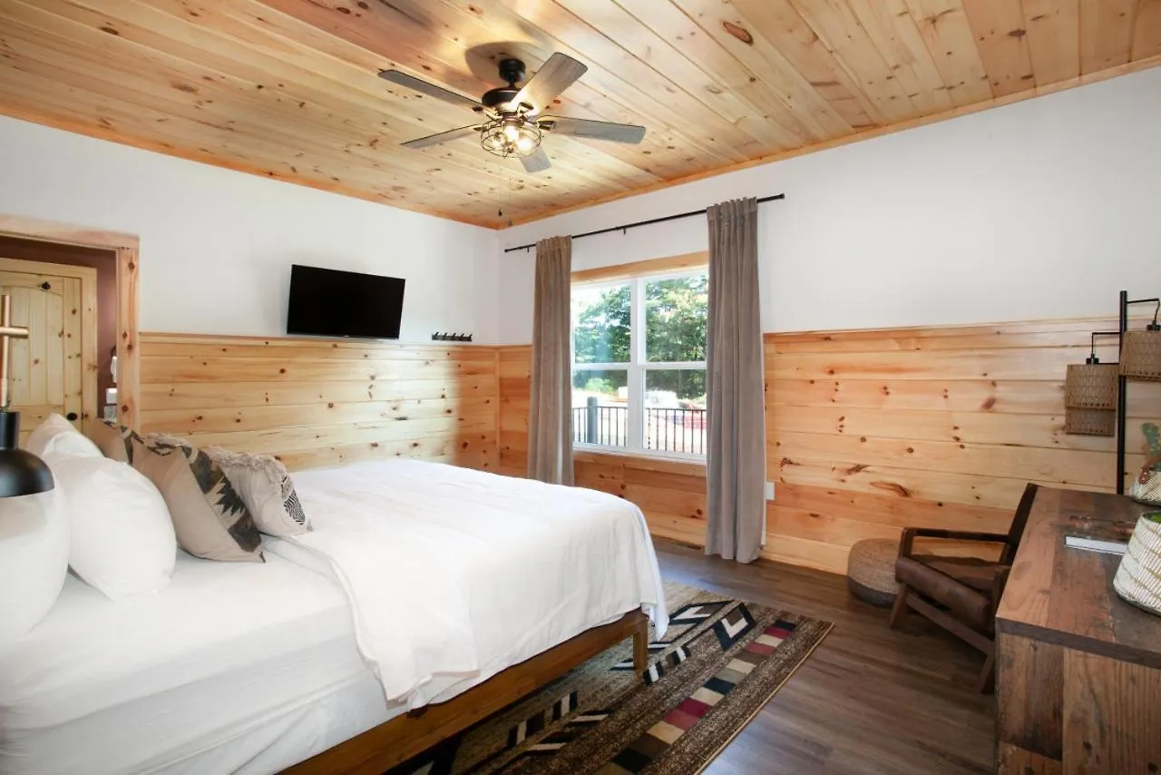 Smoky Mountain Retreat Pool Hot Tub Theater Games 度假居 鸽子谷