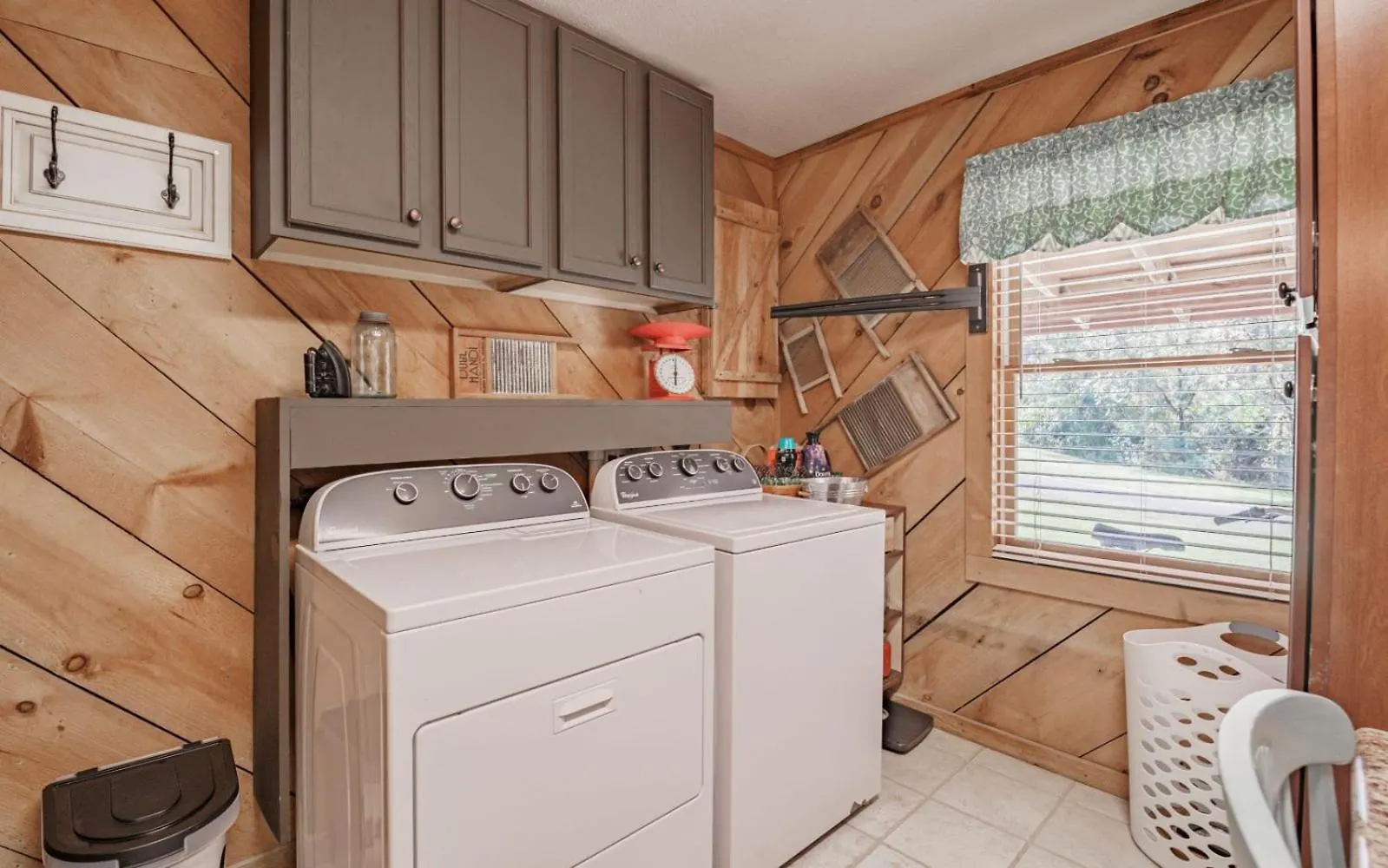 Wooded Bliss Hot Tub Single Level With No Steps Rocking Chairs And Wooded Views Ferienhaus Pigeon Forge