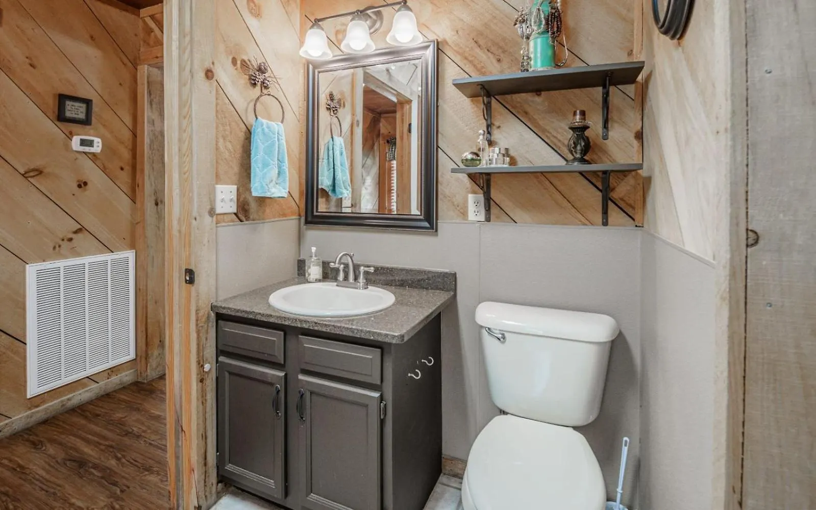 Wooded Bliss Hot Tub Single Level With No Steps Rocking Chairs And Wooded Views Ferienhaus