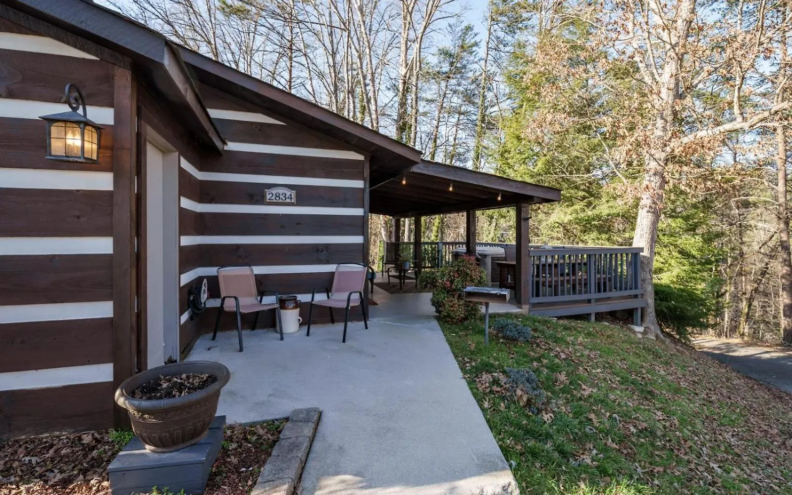 Wooded Bliss Hot Tub Single Level With No Steps Rocking Chairs And Wooded Views Ferienhaus *