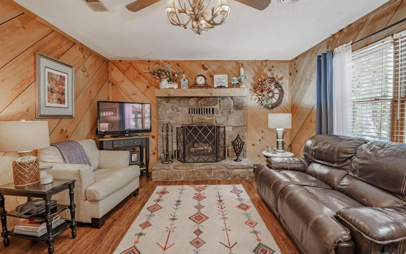 Wooded Bliss Hot Tub Single Level With No Steps Rocking Chairs And Wooded Views Ferienhaus Pigeon Forge