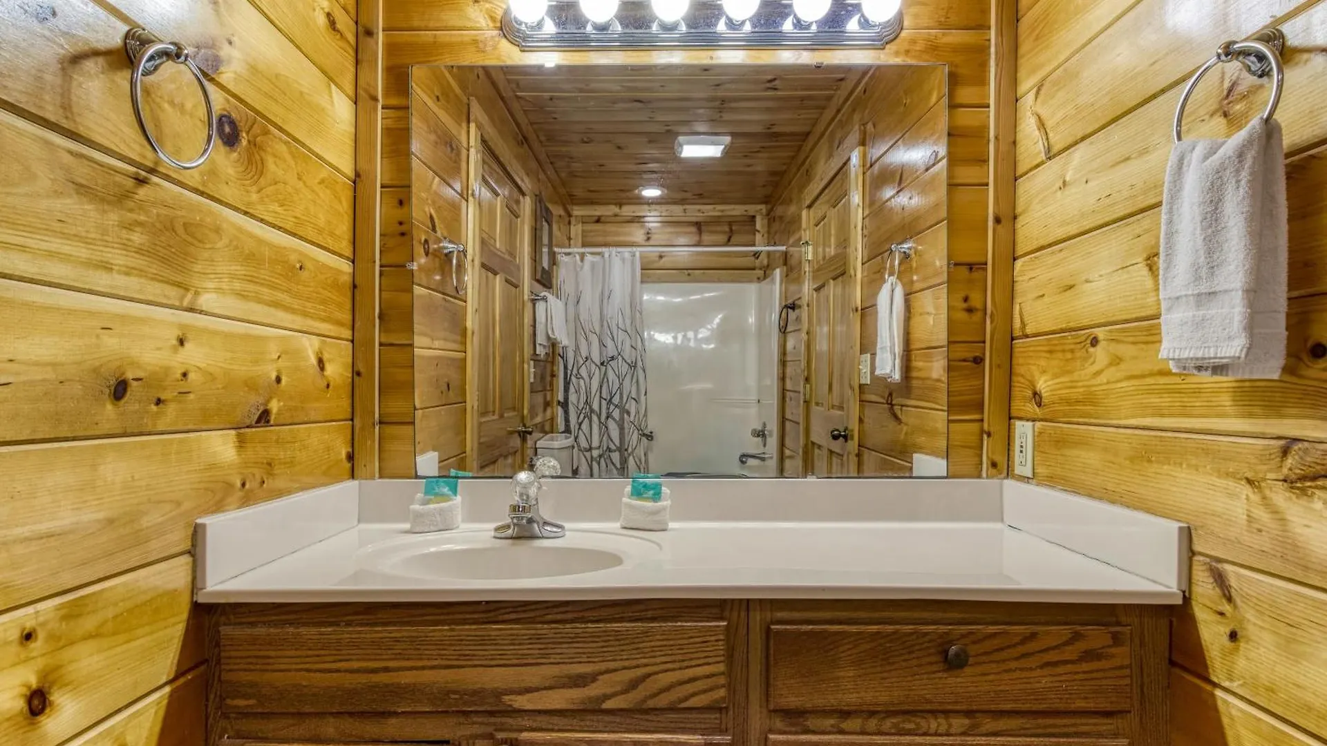 Big Bear Retreat- Game Room, Hot Tub Sleeps 30 * بيدجن فورج