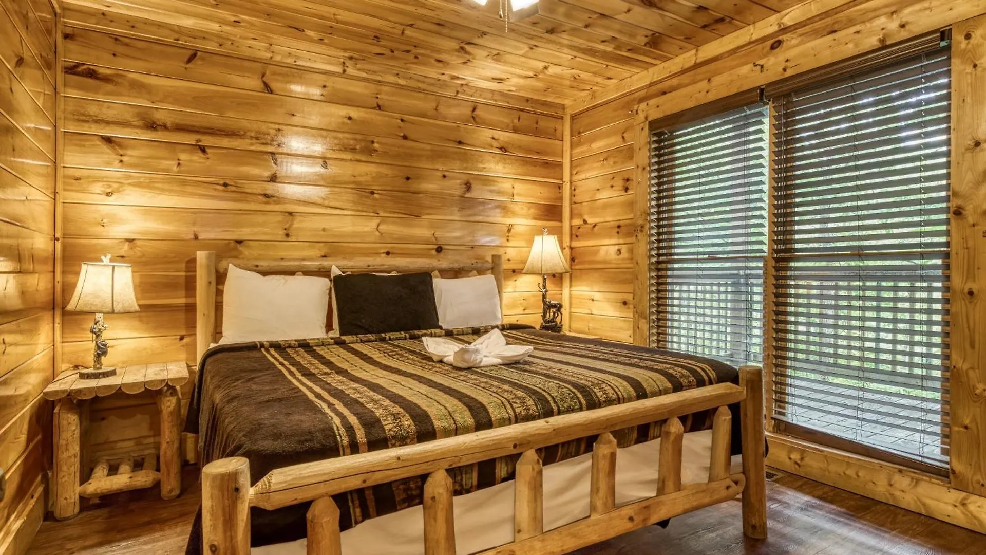 Big Bear Retreat- Game Room, Hot Tub Sleeps 30 بيت للعطل بيدجن فورج