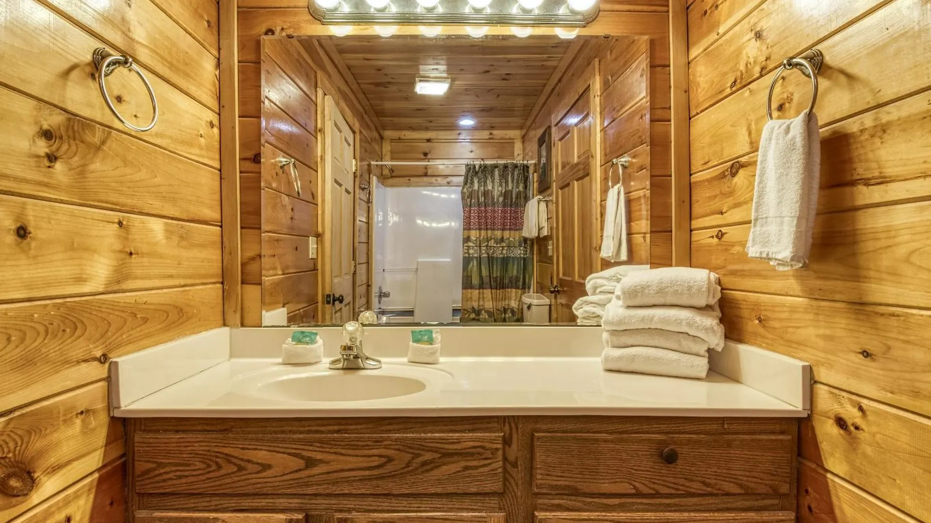 Big Bear Retreat- Game Room, Hot Tub Sleeps 30 *