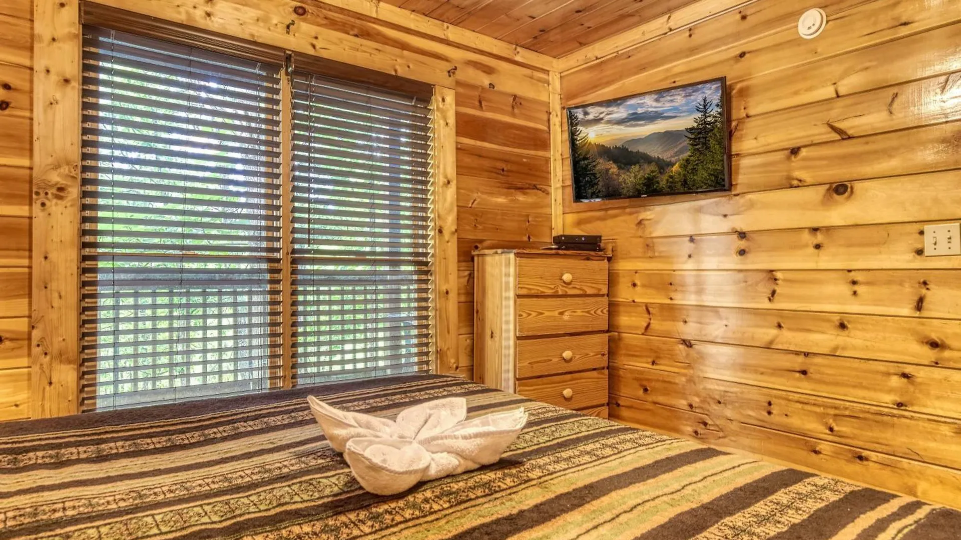 Big Bear Retreat- Game Room, Hot Tub Sleeps 30 بيدجن فورج