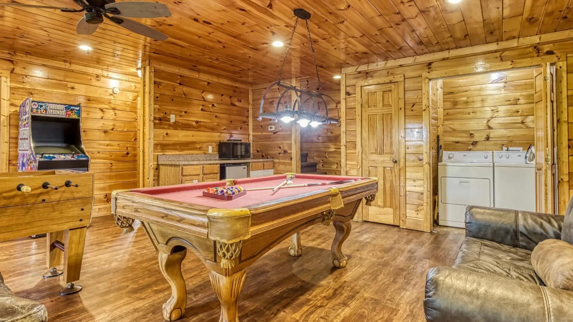 Big Bear Retreat- Game Room, Hot Tub Sleeps 30 بيت للعطل