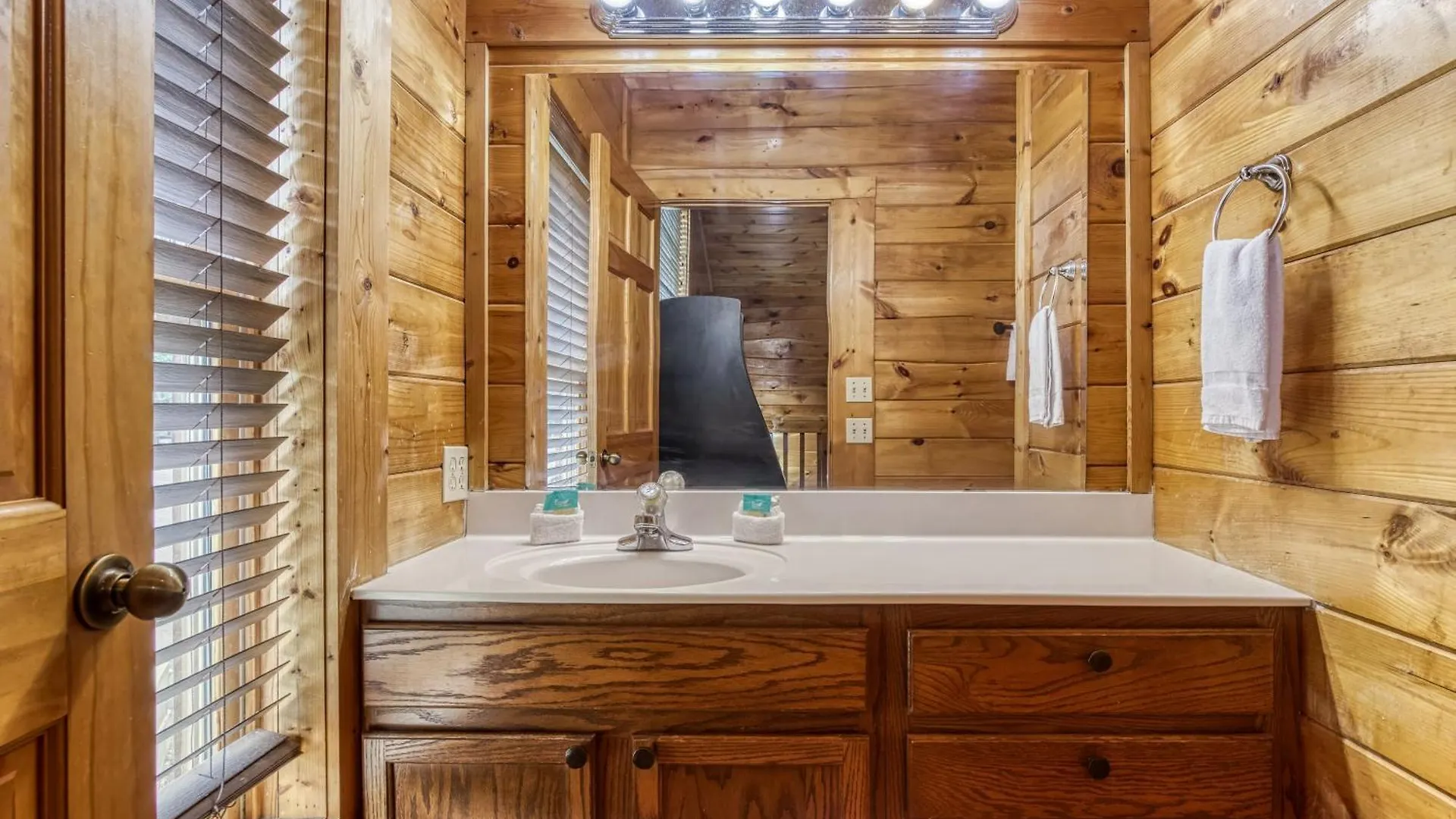 Big Bear Retreat- Game Room, Hot Tub Sleeps 30 *