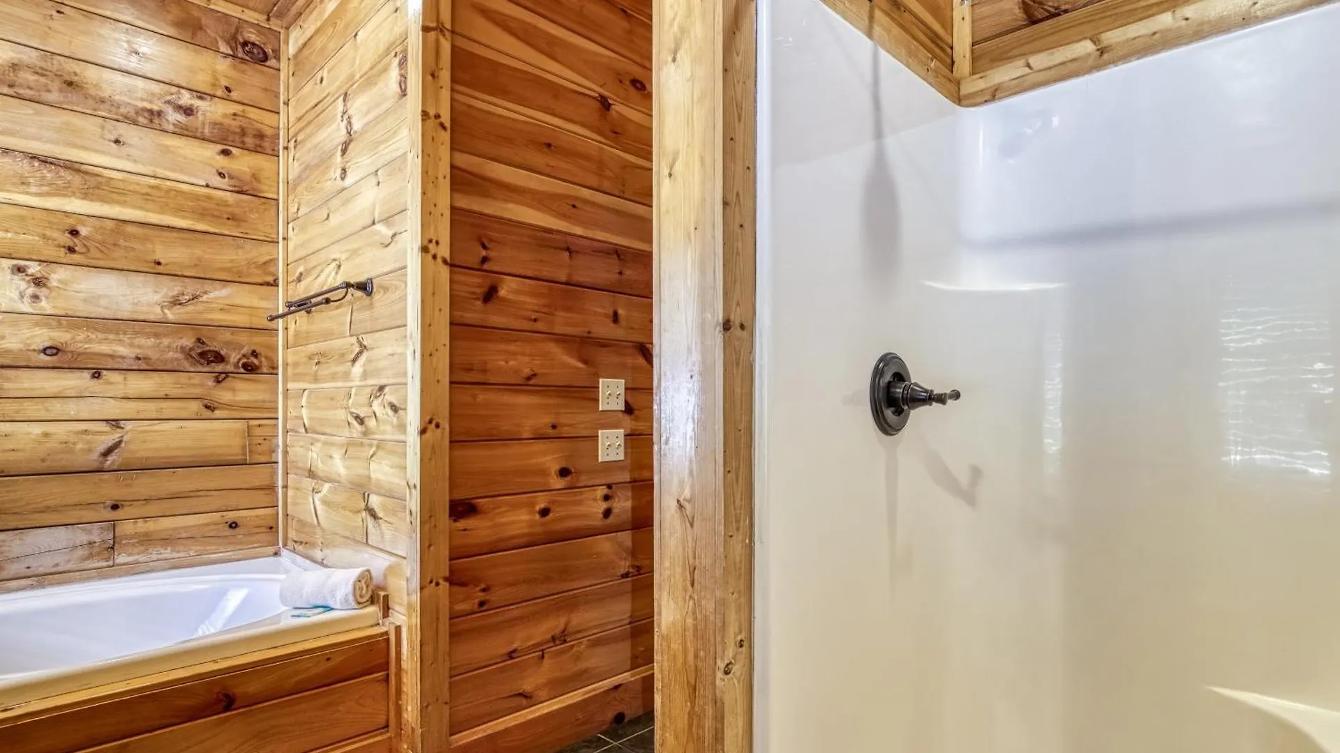 Big Bear Retreat- Game Room, Hot Tub Sleeps 30 بيت للعطل