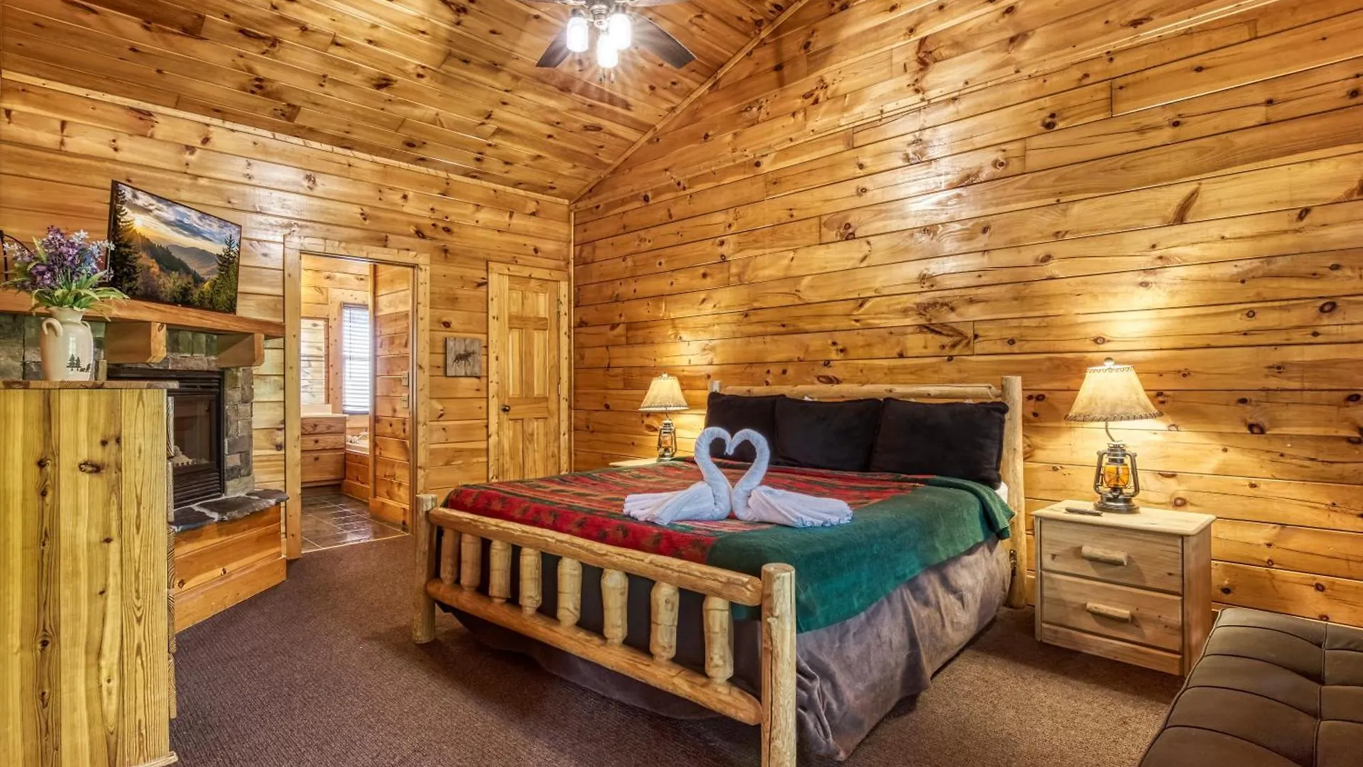 Big Bear Retreat- Game Room, Hot Tub Sleeps 30 *