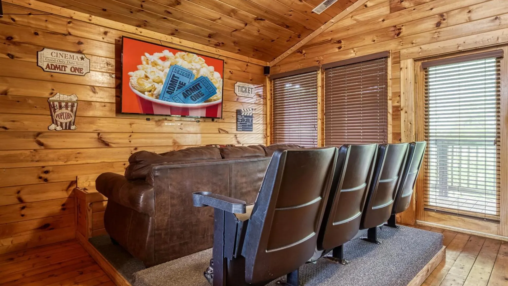 Big Bear Retreat- Game Room, Hot Tub Sleeps 30 بيدجن فورج