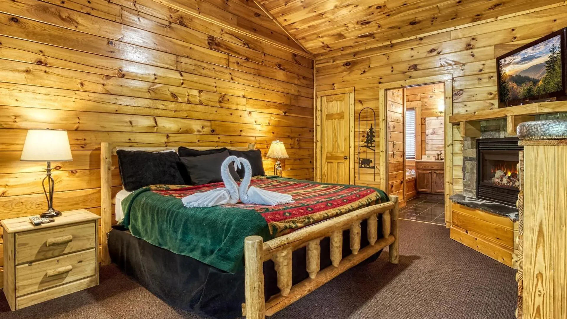 Big Bear Retreat- Game Room, Hot Tub Sleeps 30 بيت للعطل