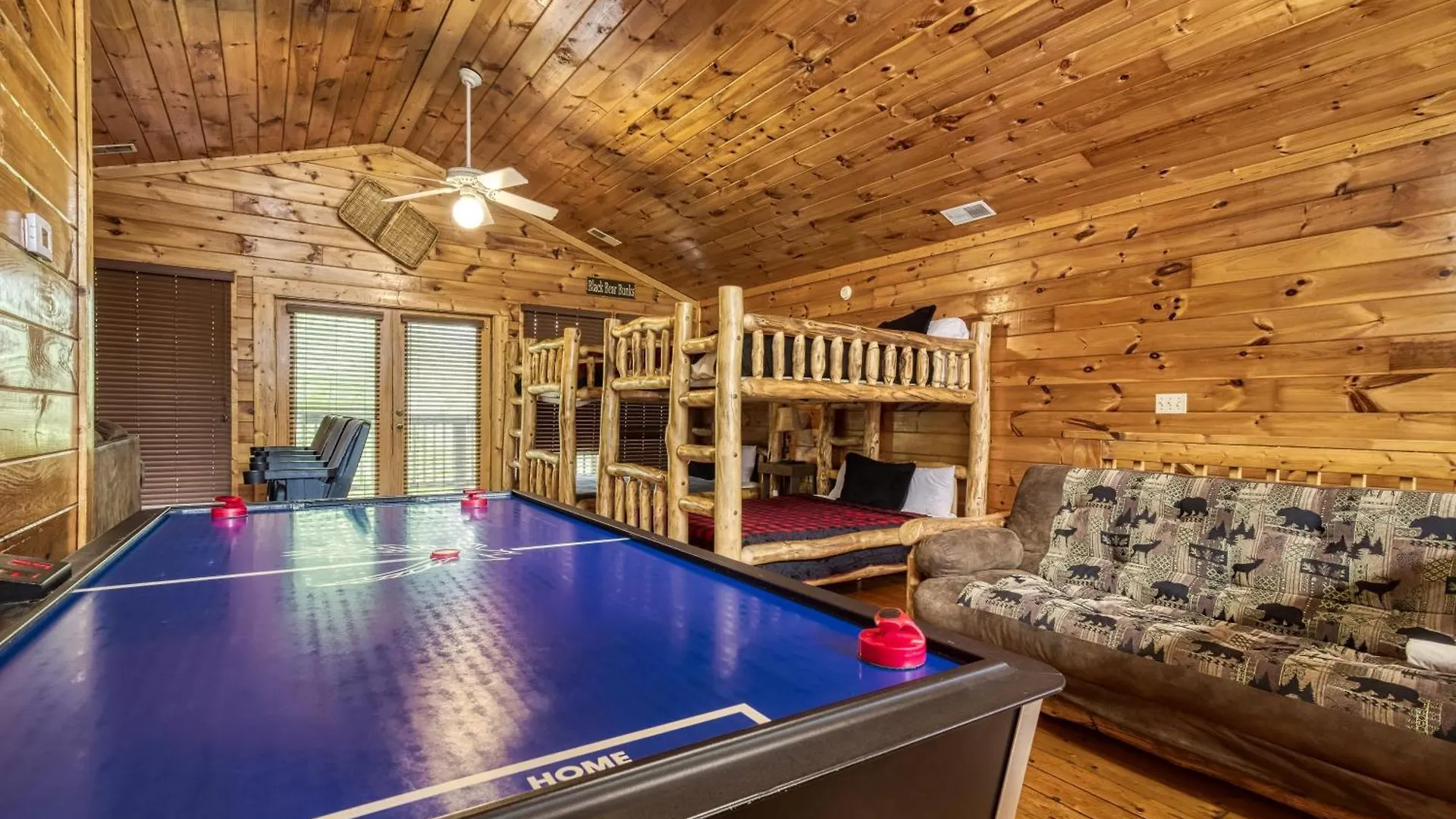 Big Bear Retreat- Game Room, Hot Tub Sleeps 30 بيت للعطل *