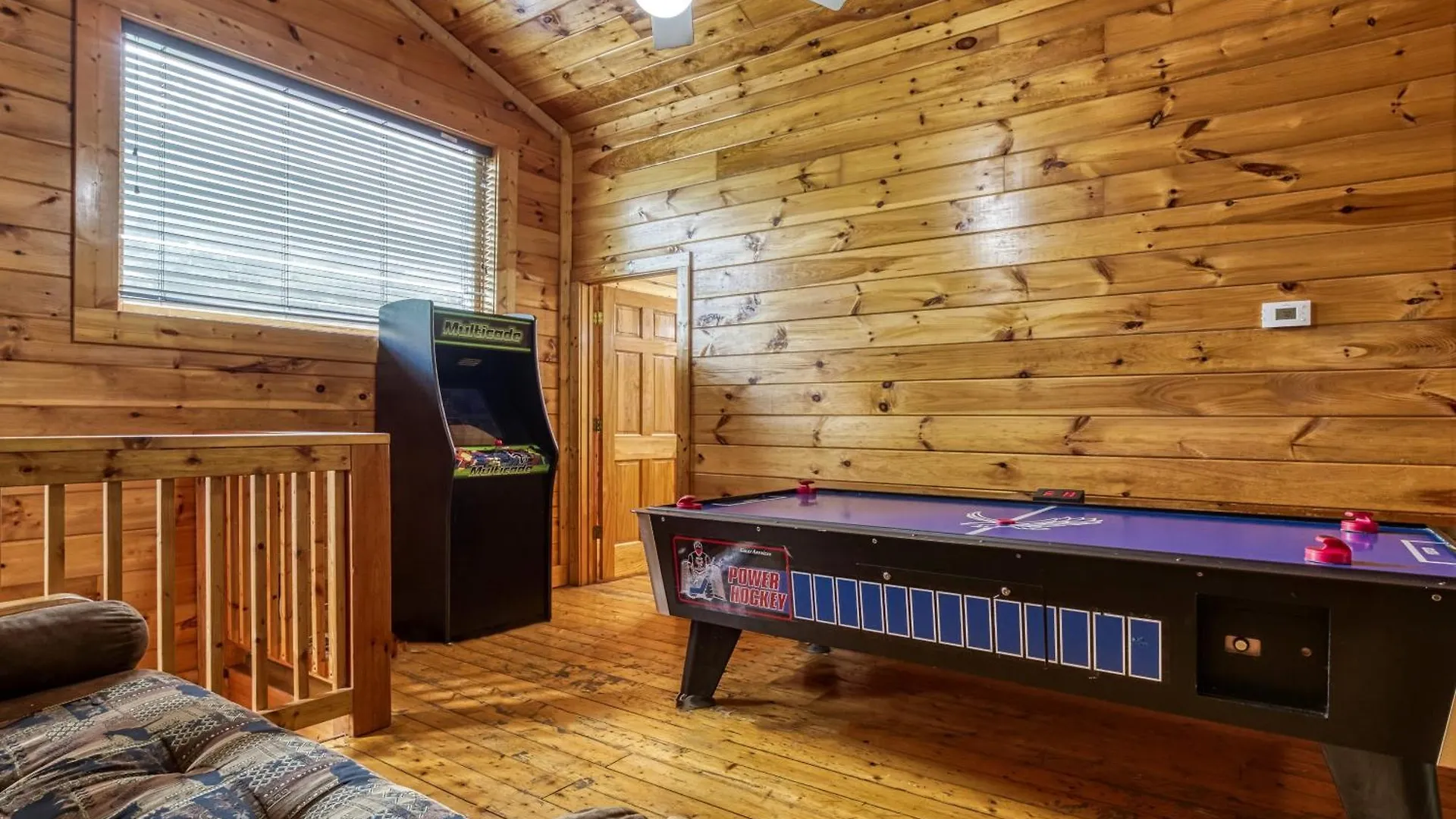 Big Bear Retreat- Game Room, Hot Tub Sleeps 30 بيت للعطل بيدجن فورج