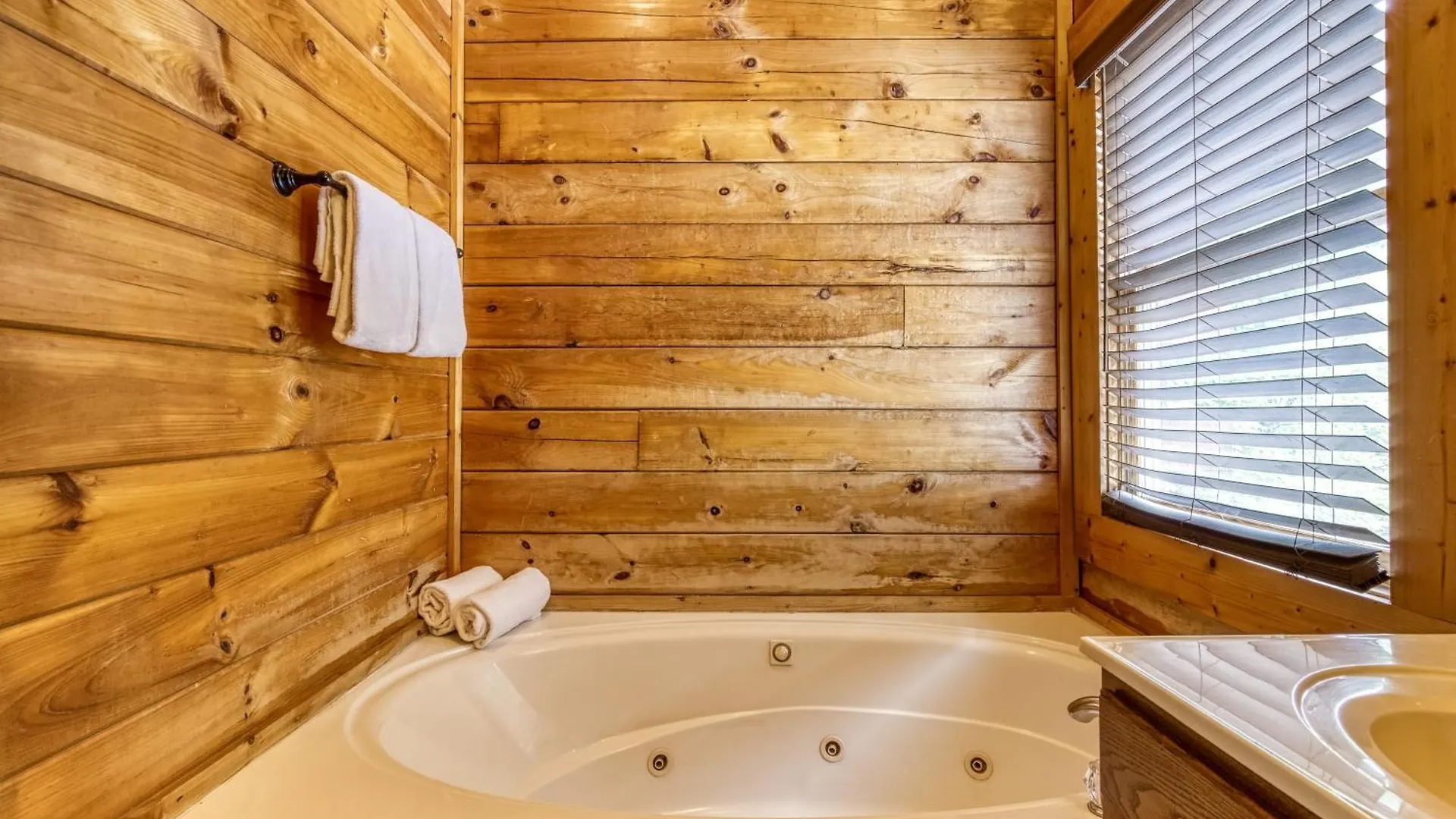 Big Bear Retreat- Game Room, Hot Tub Sleeps 30 بيت للعطل