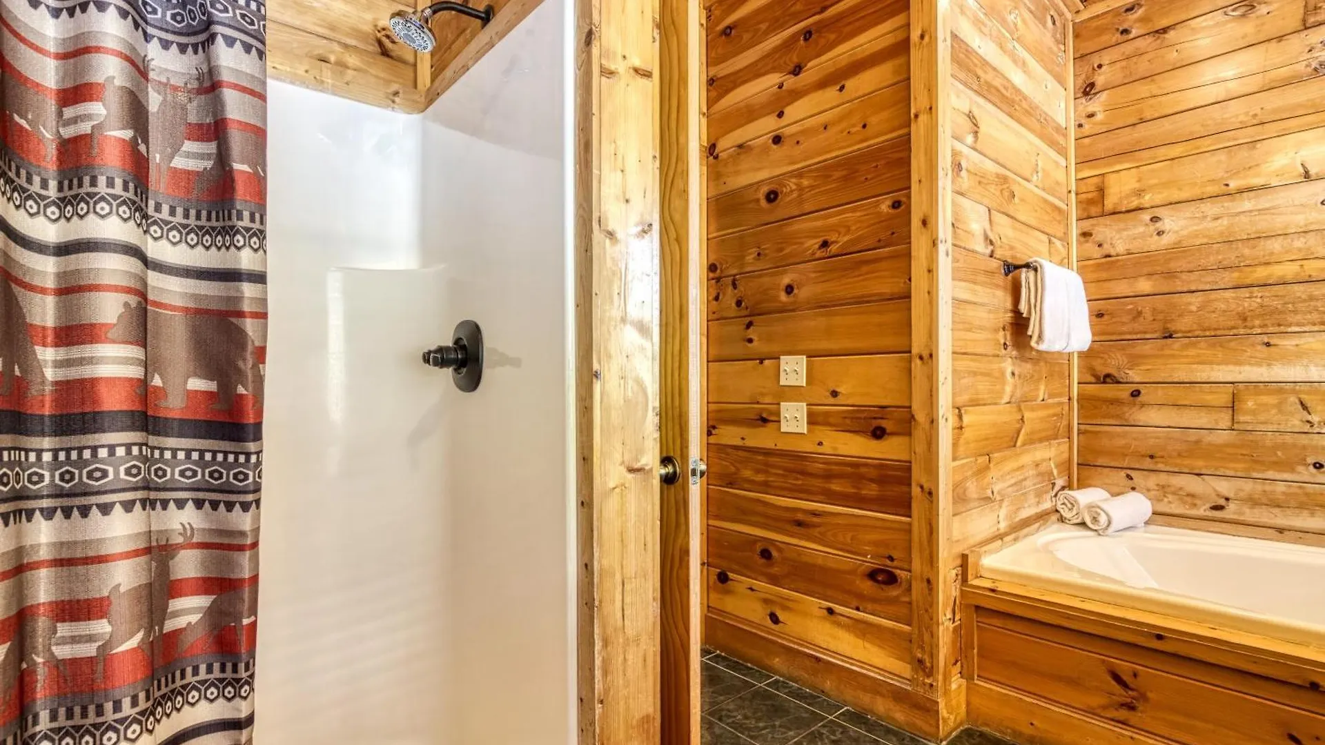 Big Bear Retreat- Game Room, Hot Tub Sleeps 30 بيت للعطل بيدجن فورج