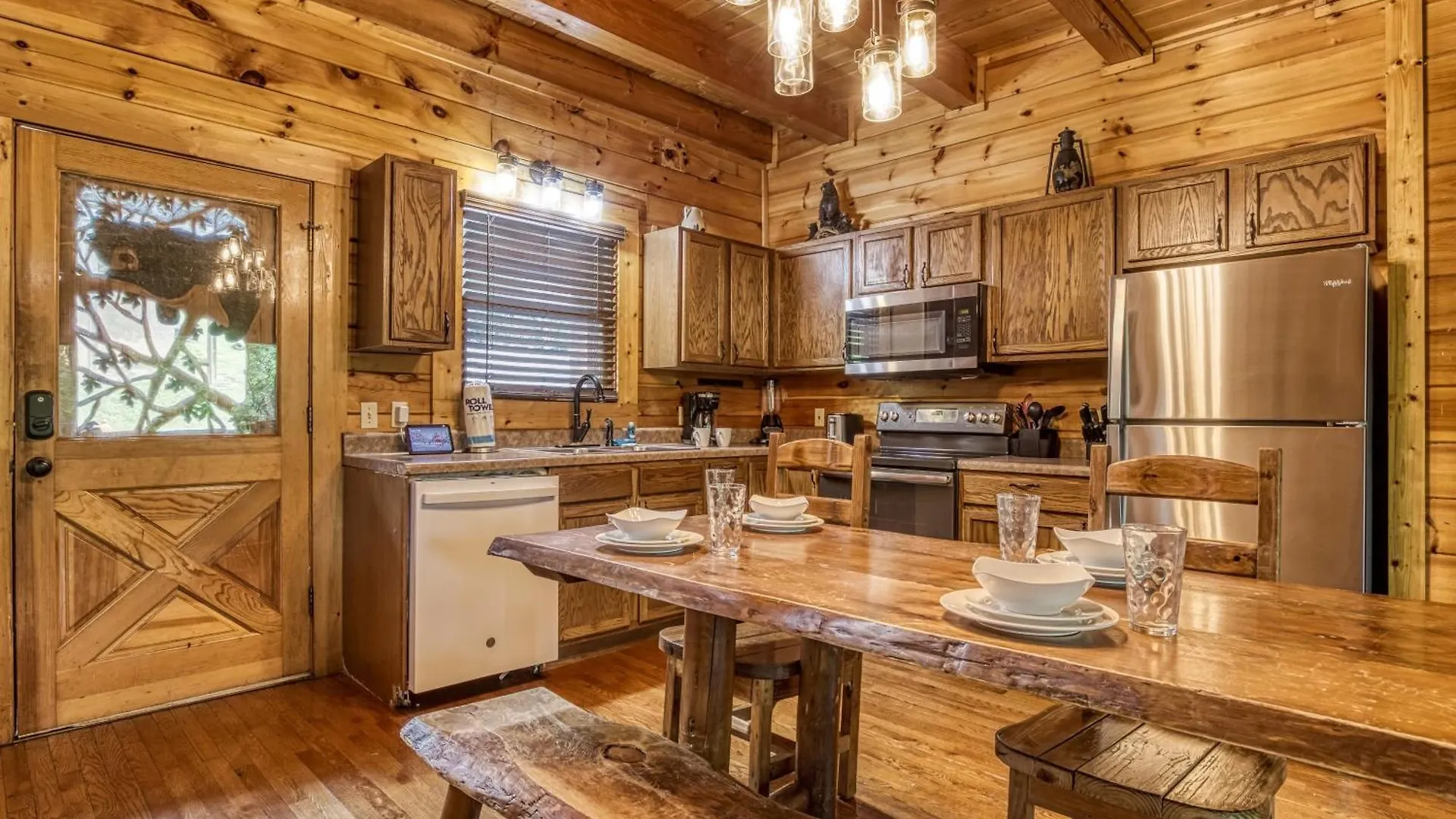Big Bear Retreat- Game Room, Hot Tub Sleeps 30
