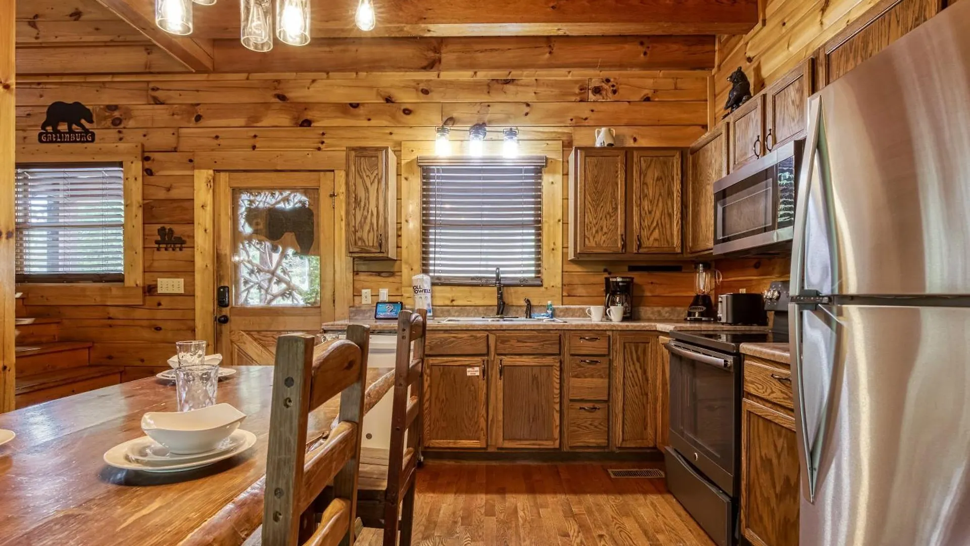 Big Bear Retreat- Game Room, Hot Tub Sleeps 30 *