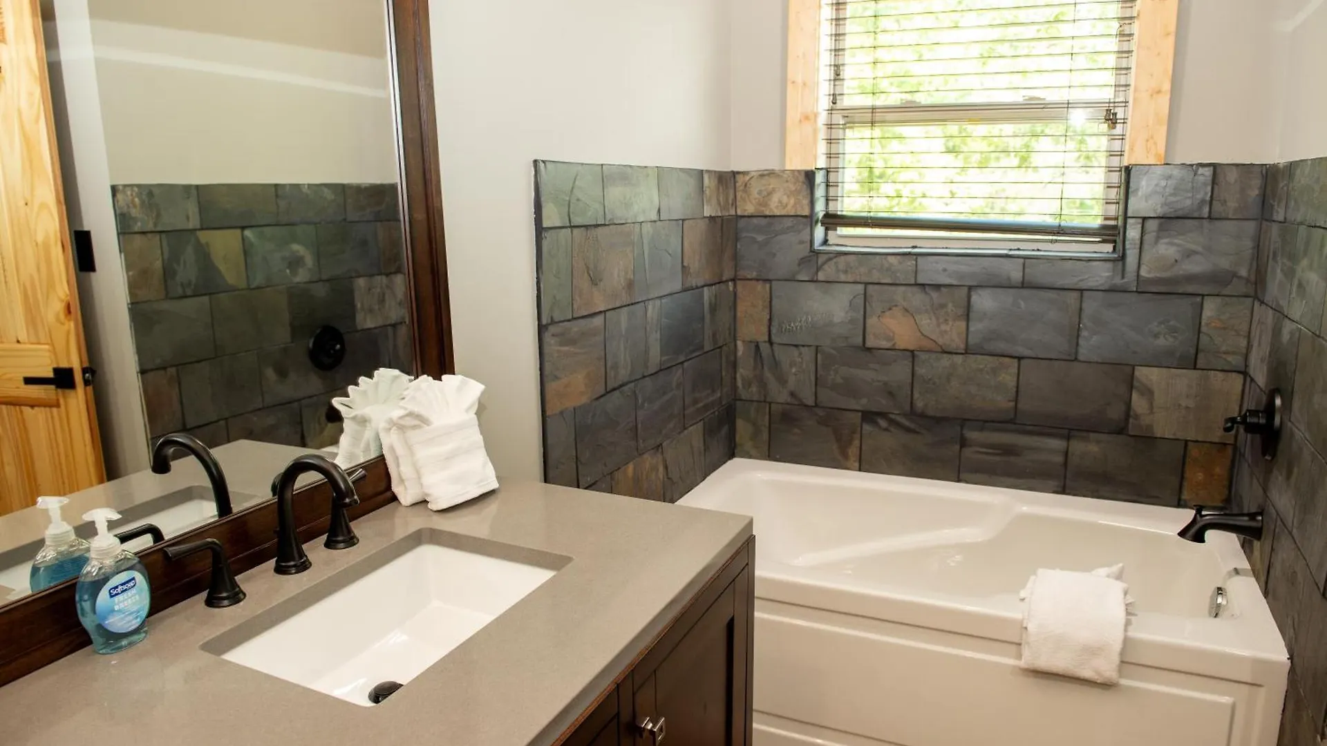 Augys View- Mountain Views-large Parking-large Holiday home Pigeon Forge