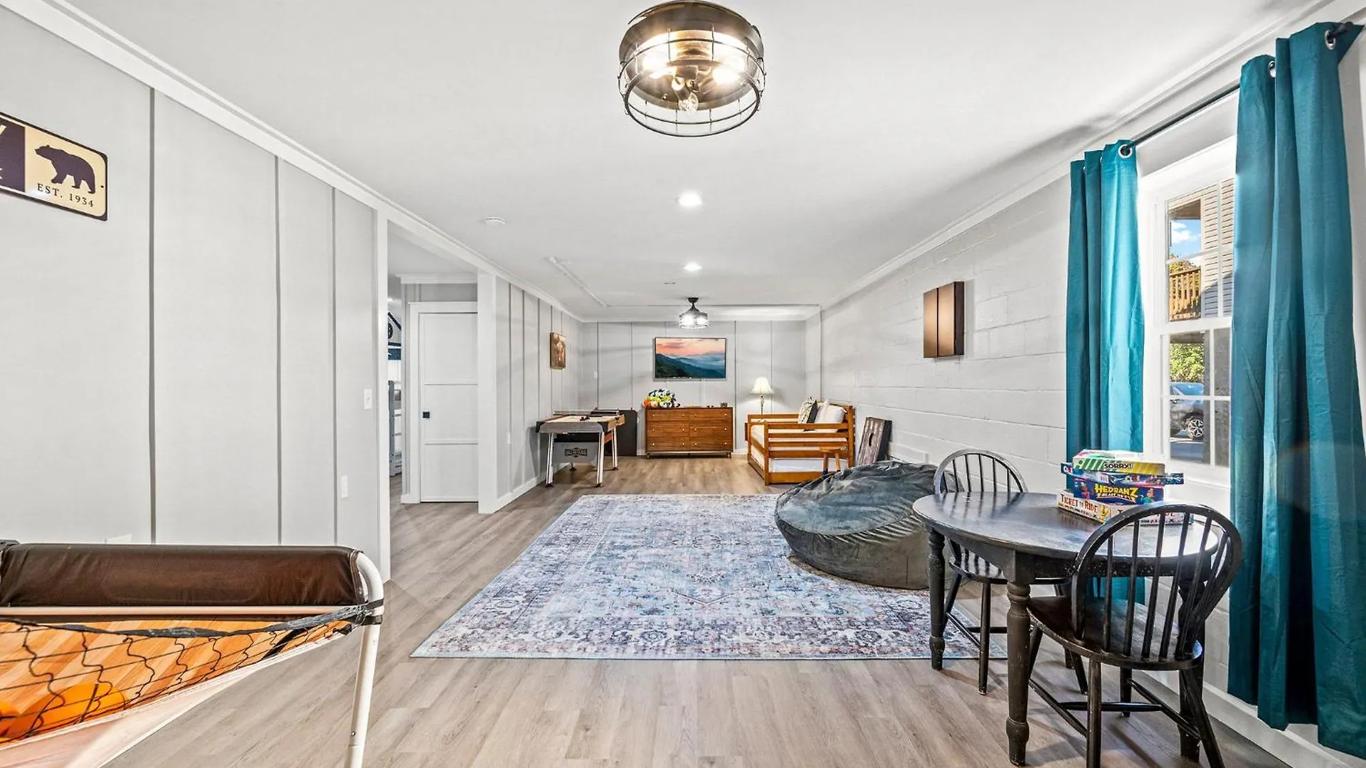 Semesterbostad Izzys Getaway A Cozy Retreat In With Hot Tub Game And River Access