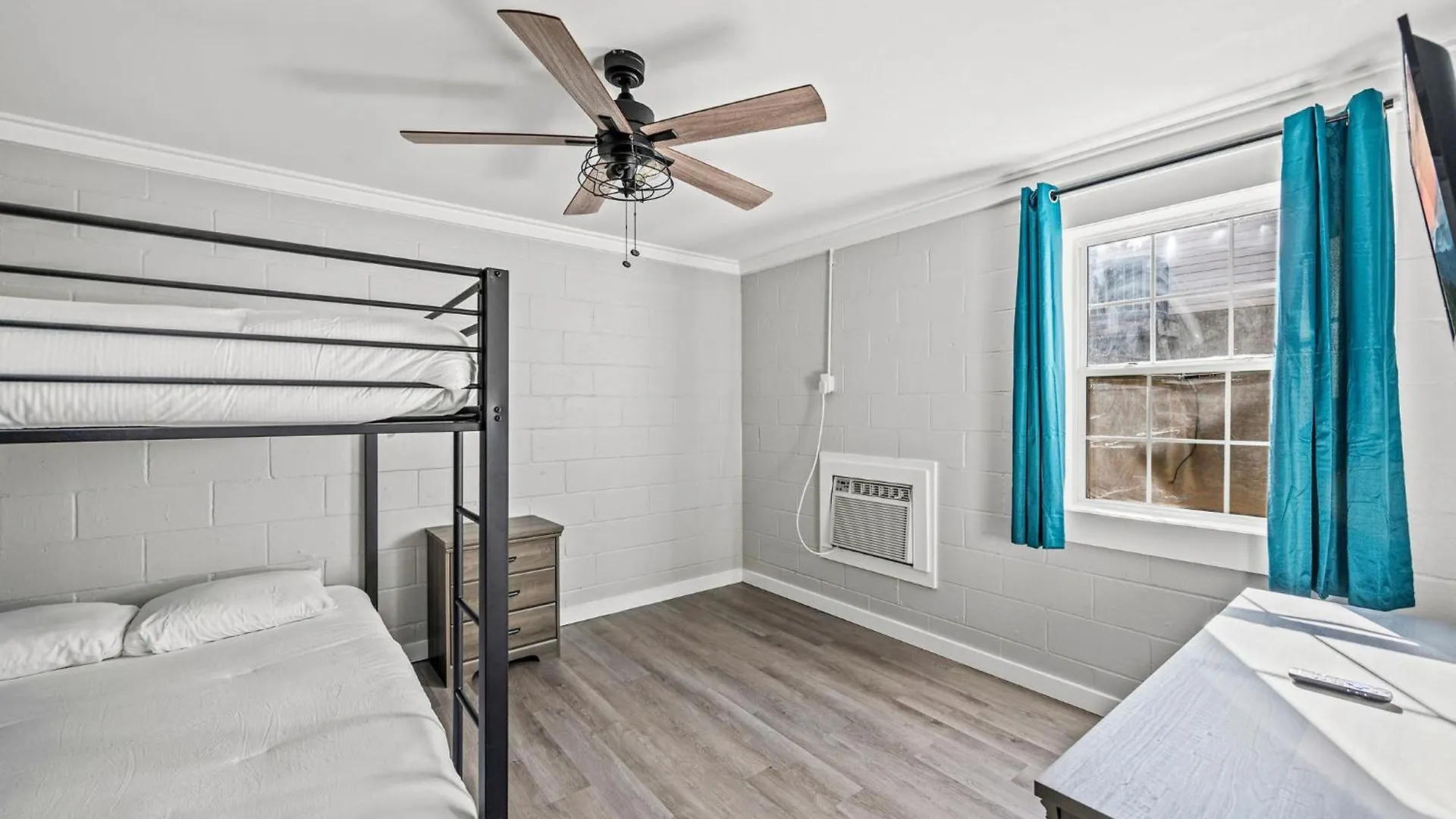 Semesterbostad Izzys Getaway A Cozy Retreat In With Hot Tub Game And River Access *
