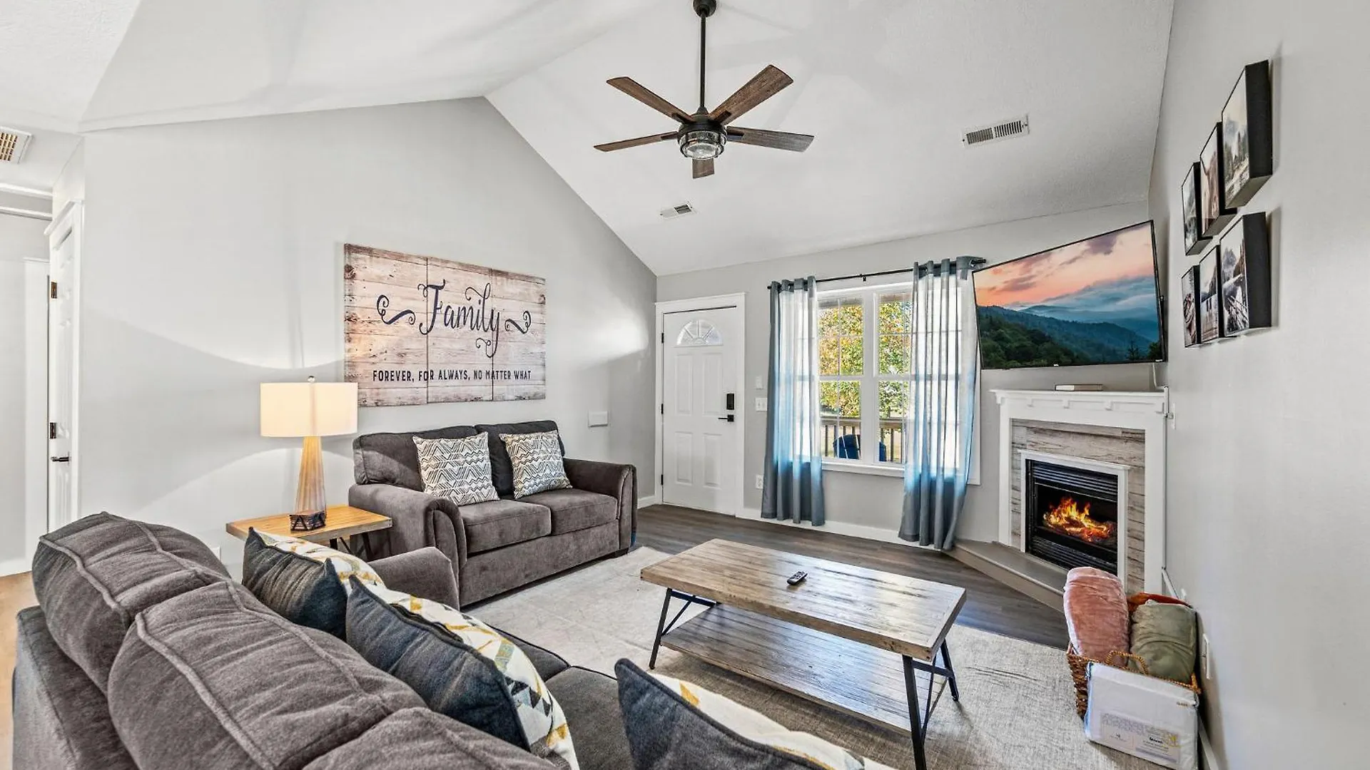 Izzys Getaway A Cozy Retreat In With Hot Tub Game And River Access Pigeon Forge