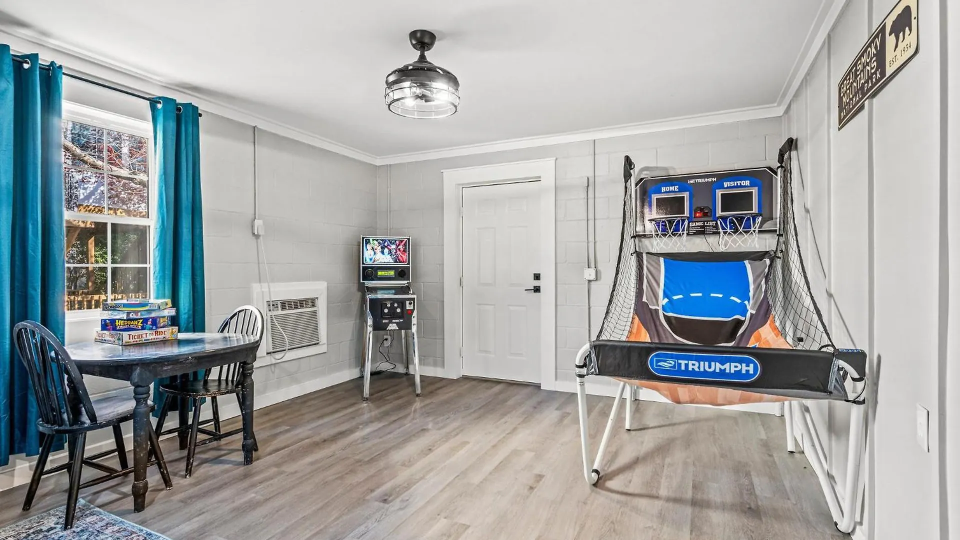 Izzys Getaway A Cozy Retreat In With Hot Tub Game And River Access Semesterbostad Pigeon Forge