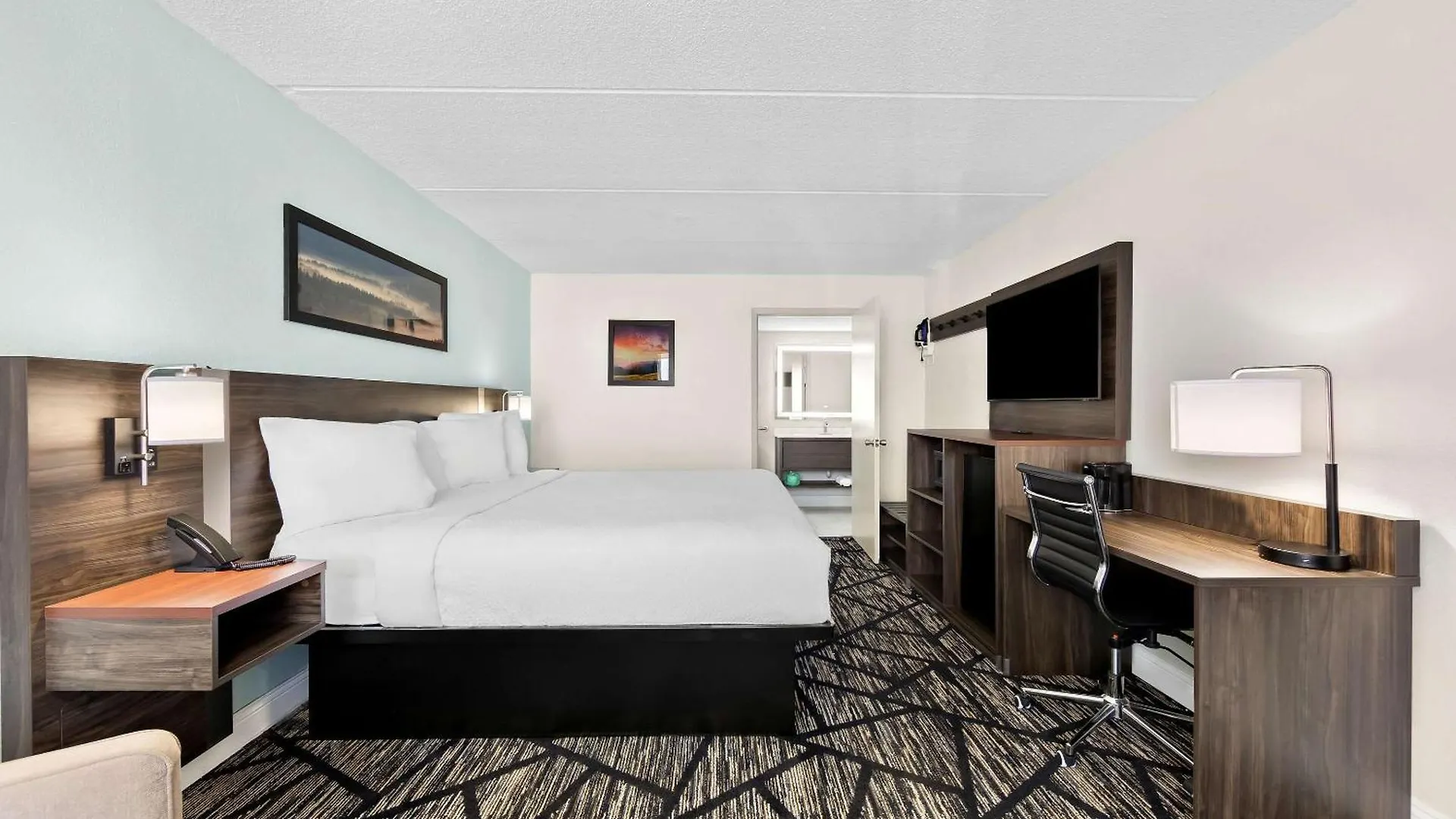 Clarion & Near The Leconte Center Hotel 2*